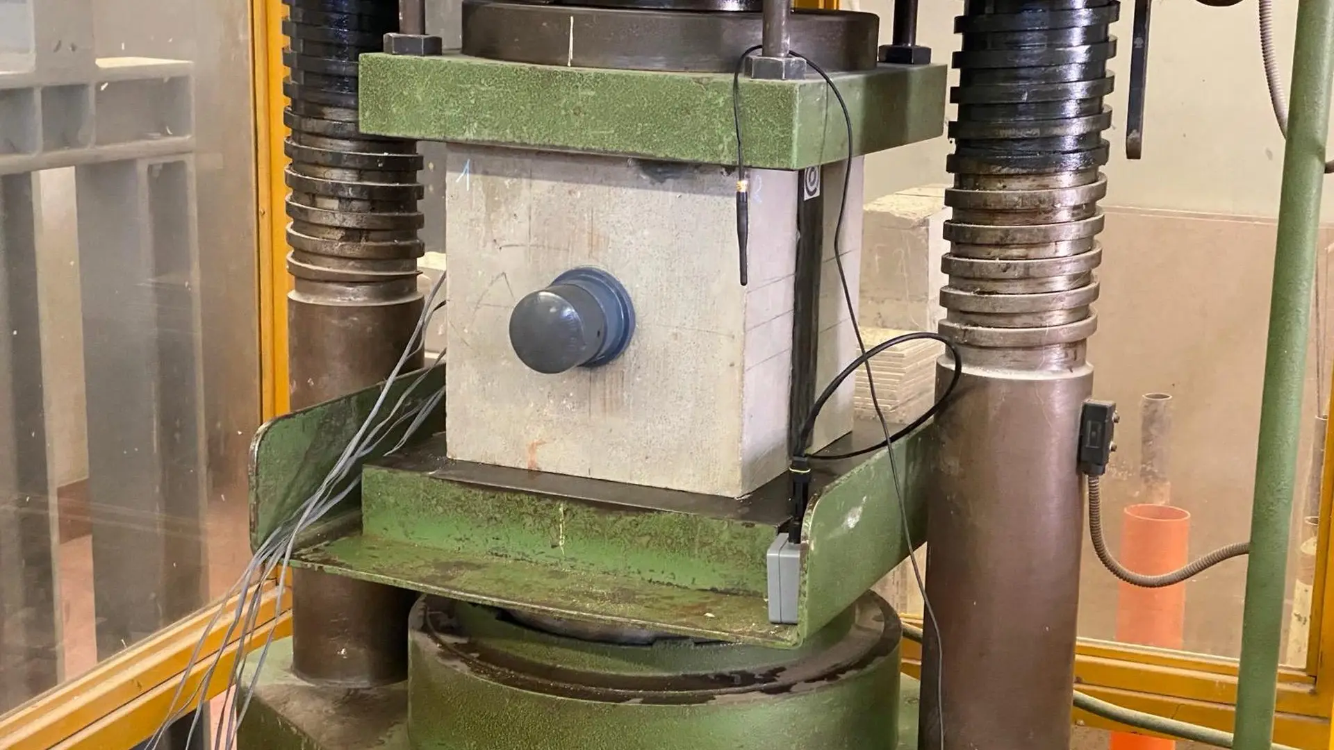 Elementi in calcestruzzo precompresso in stabilimento.