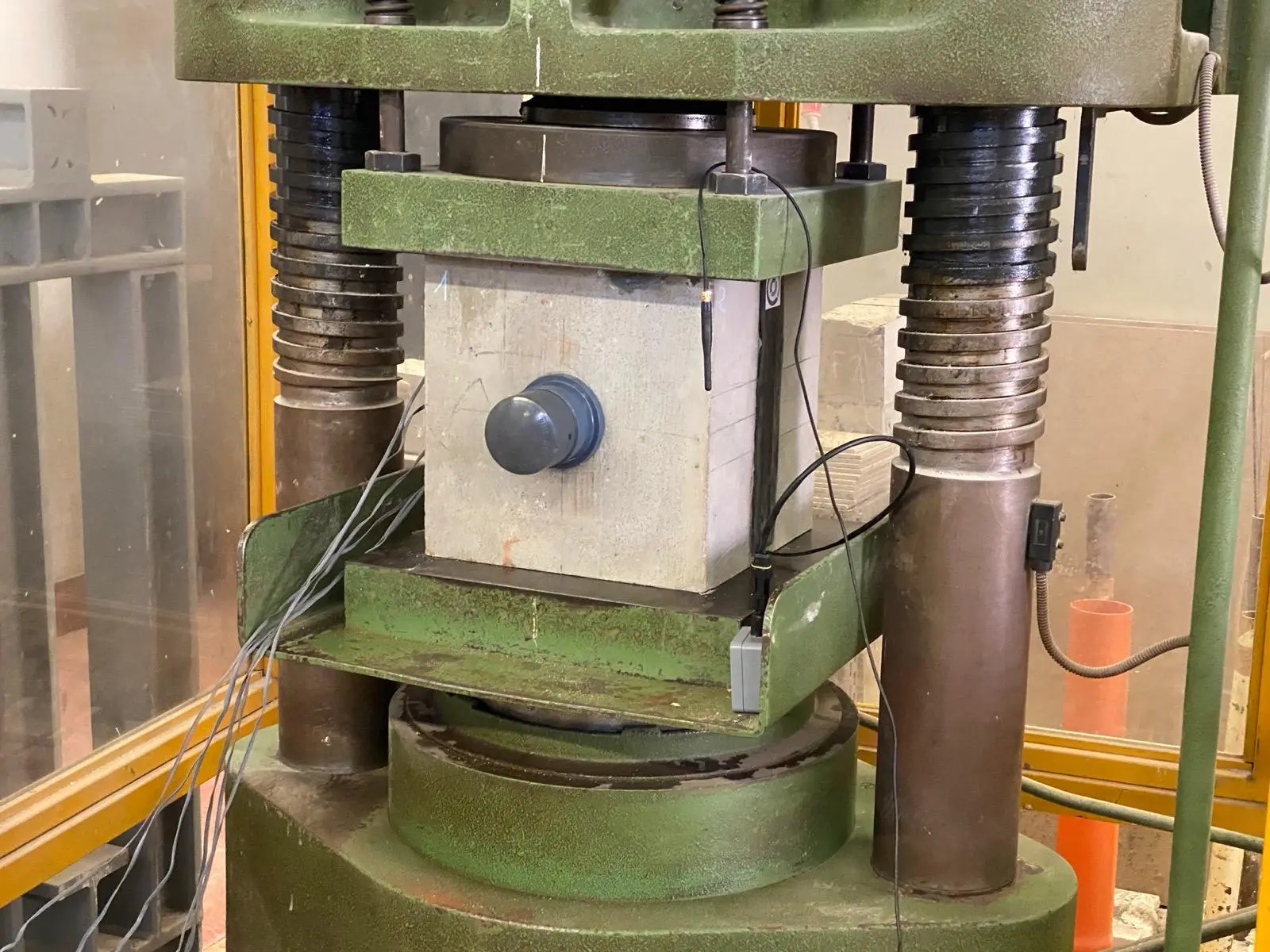 Prova di rilascio tensionale su un provino di calcestruzzo precompresso con sistema Easy Concrete Strength.